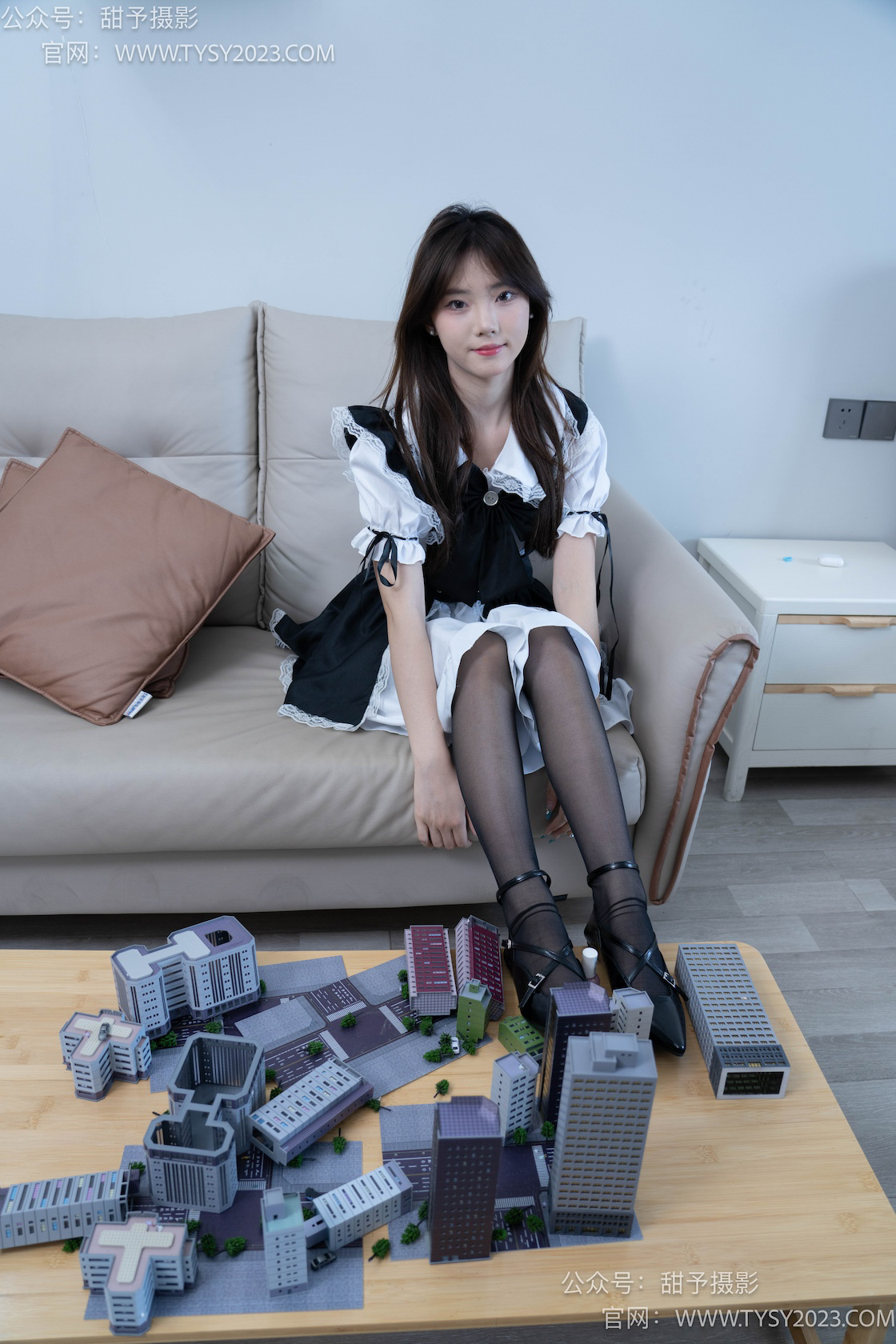 甜予摄影056期：璇璇-高跟鞋、黑丝（脚尖加固款）、白丝（脚尖加固款，白丝仅图片和剧情版视频包含）、裸足、小人国剧情-觅颜社