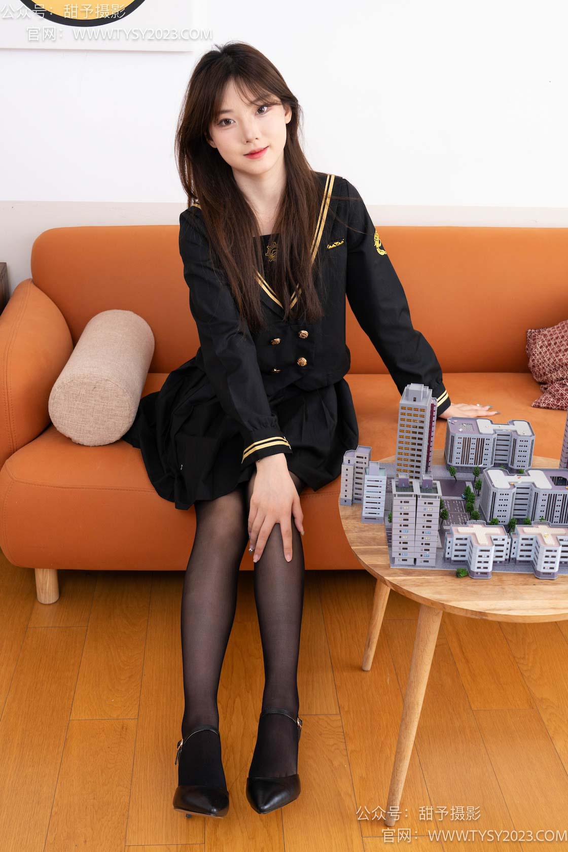 甜予摄影077期：璇璇-JK制服、凉爽高跟鞋、黑丝（脚尖透明款）、小人国剧情-觅颜社