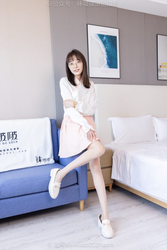 袜啵啵595期：稚予-皮鞋、平底布鞋、薄肉丝（脚尖加固款）、薄白丝（脚尖加固款）、古风汉服、走路 挑鞋 以展示足弓为主-觅颜社