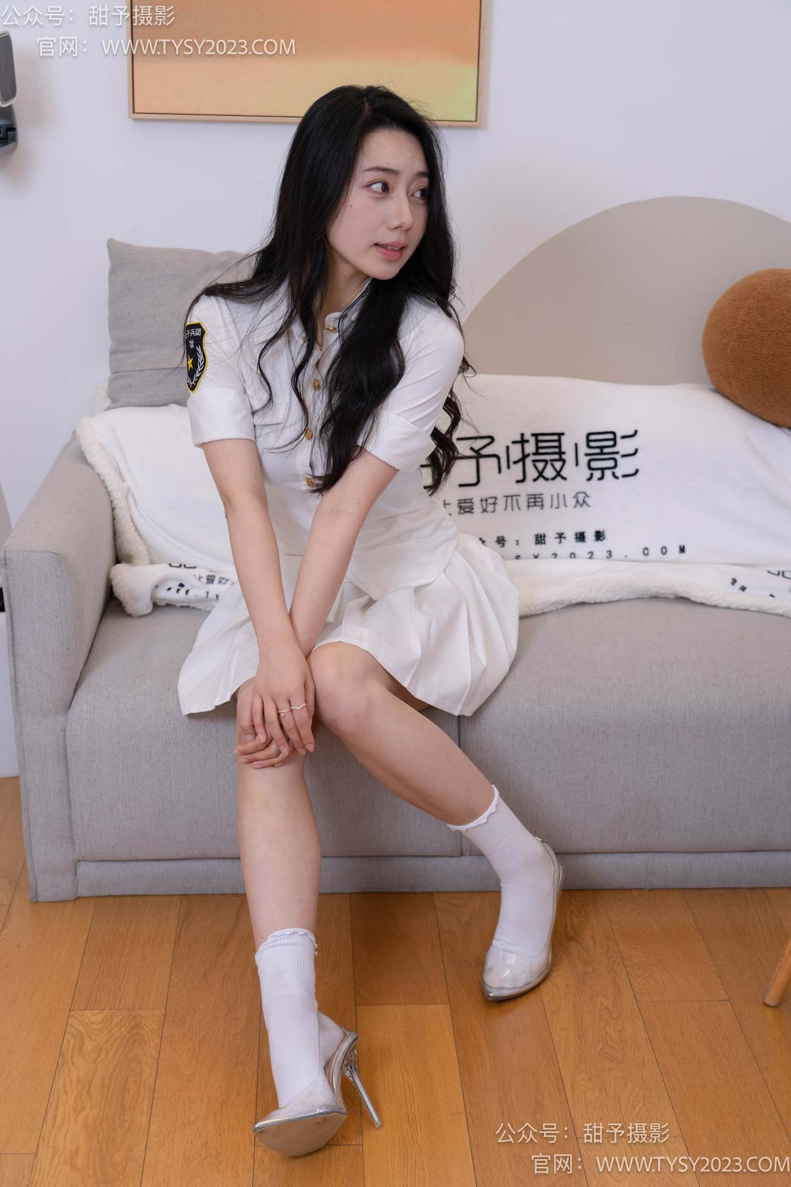 图片[2]-甜予摄影057期：鱼鱼-制服、透明高跟鞋、自然穿脏白棉袜、裸足、甜予摄影作品-觅颜社