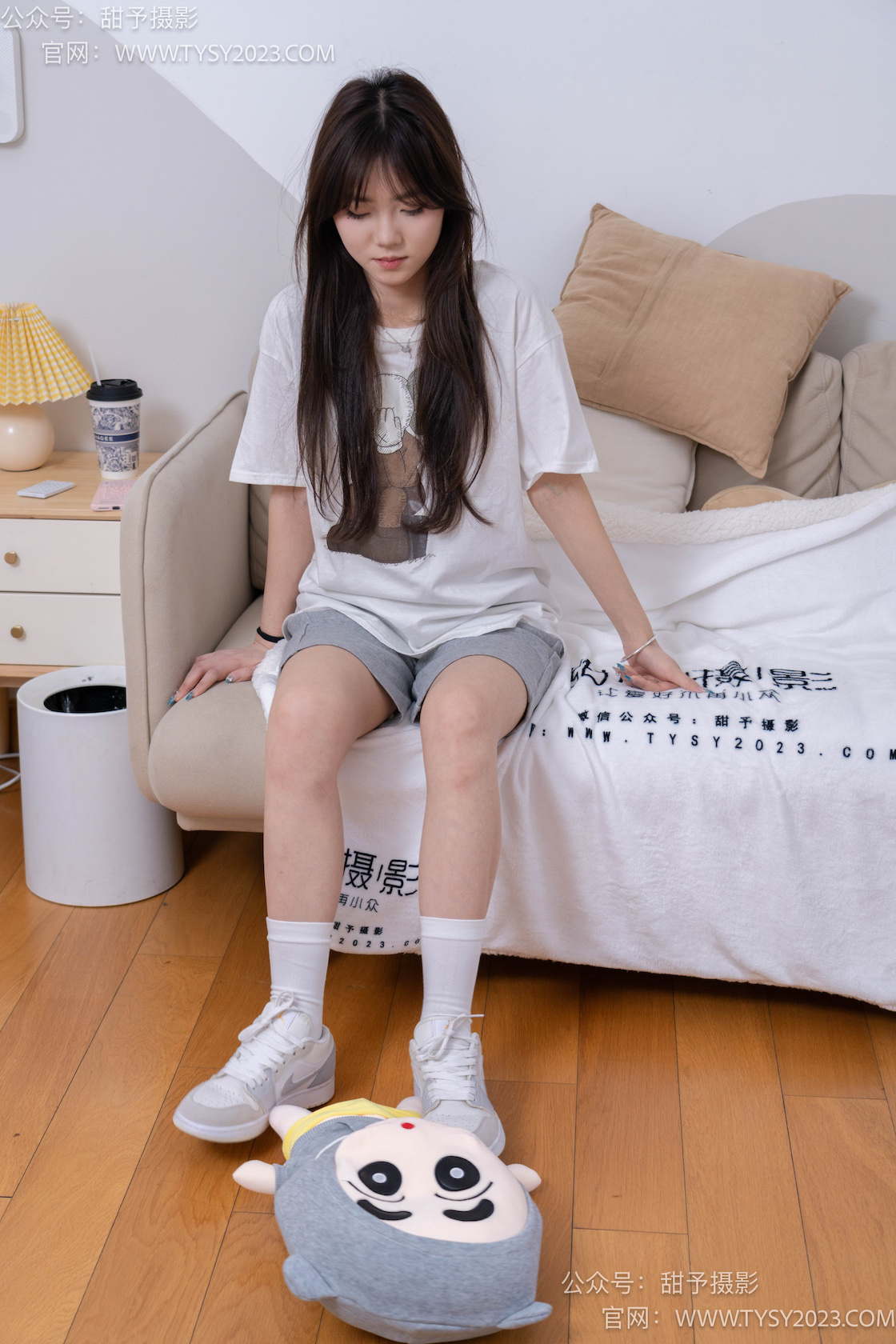 图片[2]-甜予摄影062期：璇璇-板鞋、白棉袜、踩蜡笔小新玩偶剧情-觅颜社