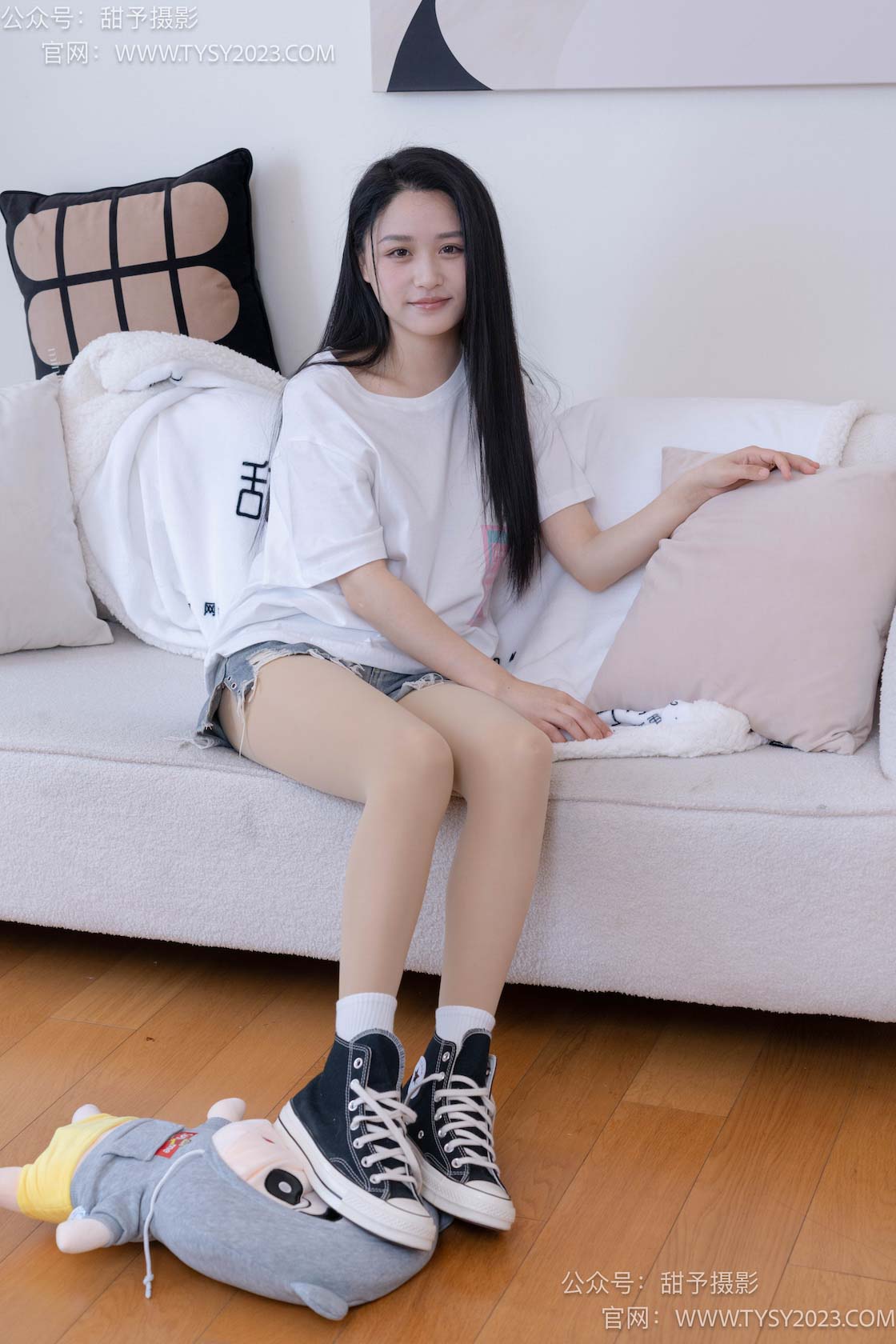 图片[4]-甜予摄影072期：澜澜-帆布鞋、白棉袜、踩蜡笔小新玩偶剧情-觅颜社