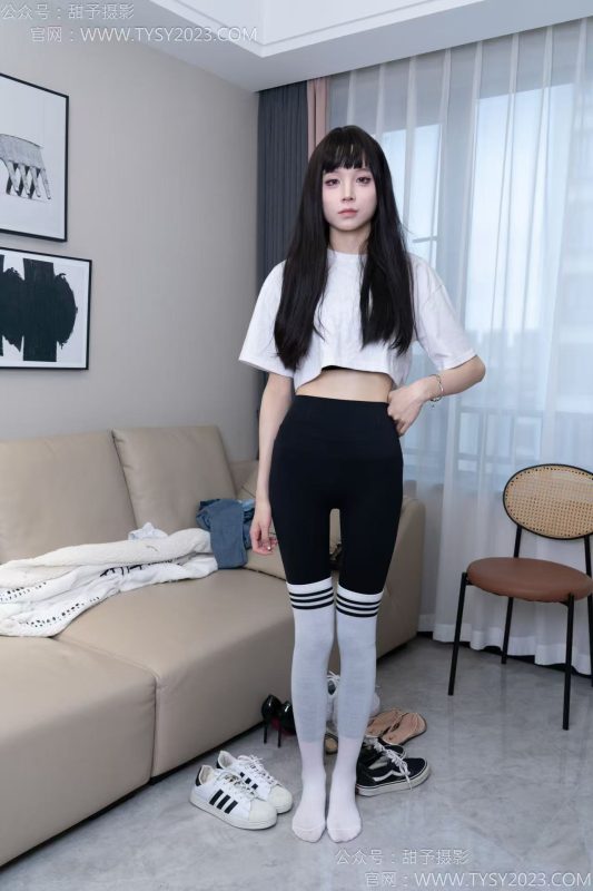 甜予摄影179期：珞珞-高跟鞋2双（黑色、透明）、板鞋3双、人字拖、白棉袜5双（小腿袜、大腿袜、长袜2双、短袜）-觅颜社