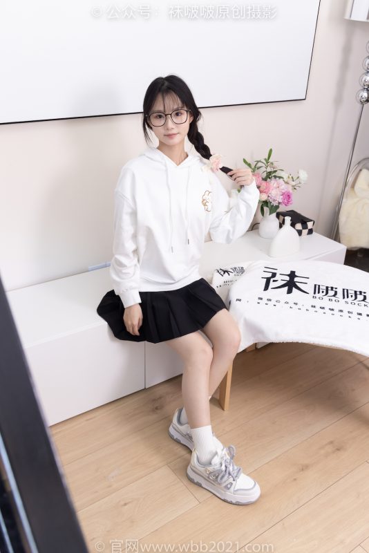 袜啵啵368期：甜甜圈-运动鞋、白棉袜、油亮肉丝（脚尖透明款）-觅颜社