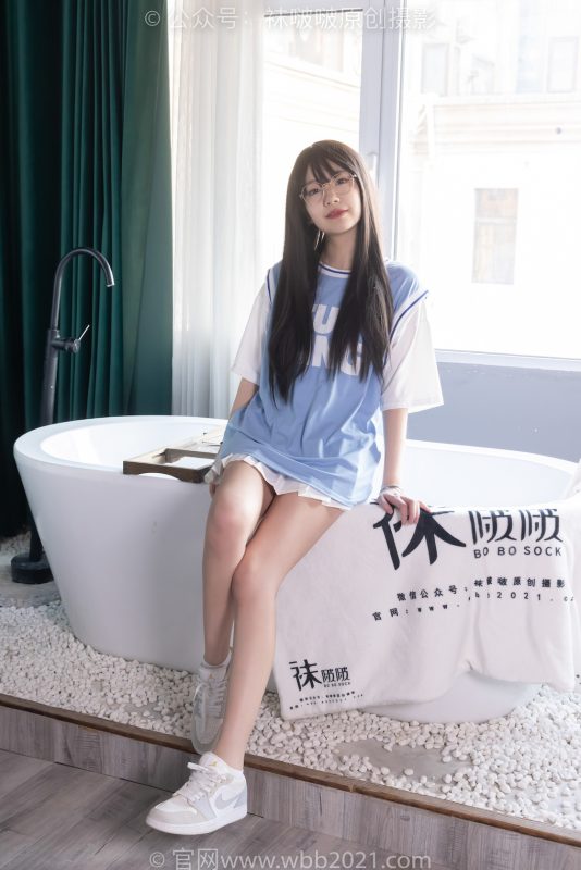 袜啵啵561期：小甜豆-板鞋、短白棉袜、裸足、模特脚淋芦荟胶踩芦荟胶剧情（仅花絮剧情版）-觅颜社