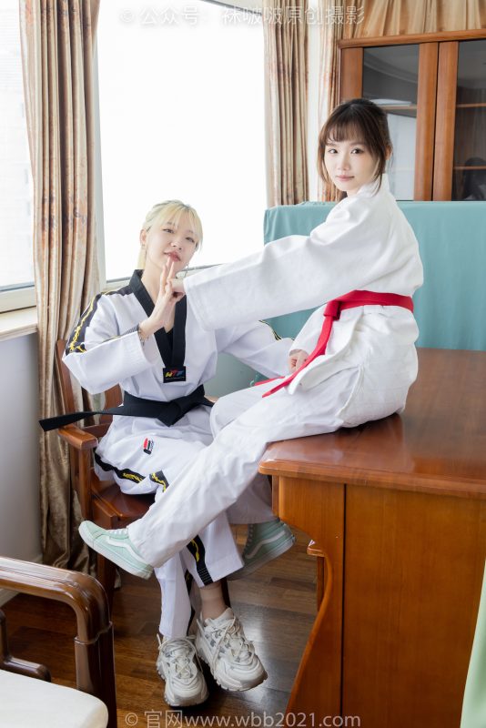 袜啵啵549期：小甜豆甜甜圈-运动鞋、帆布鞋、短肉丝（脚尖加固款）、短白棉袜、裸足、两人模拟跆拳道打斗剧情-觅颜社