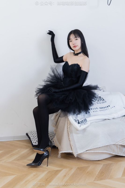 袜啵啵487期：小甜豆-高跟鞋、油亮厚黑丝、黑色丝手套-觅颜社