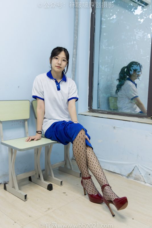 袜啵啵375期：小甜豆-高跟鞋、黑色蕾丝网袜、校服裤里丝-觅颜社