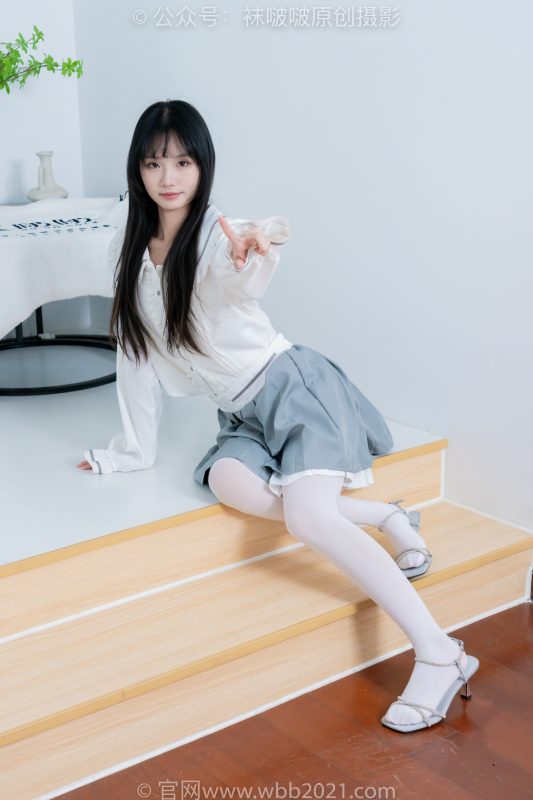 袜啵啵468期：甜甜圈-高跟凉鞋、厚白丝、裸足、丝袜和裸足踩蓝莓剧情（仅花絮版）-觅颜社