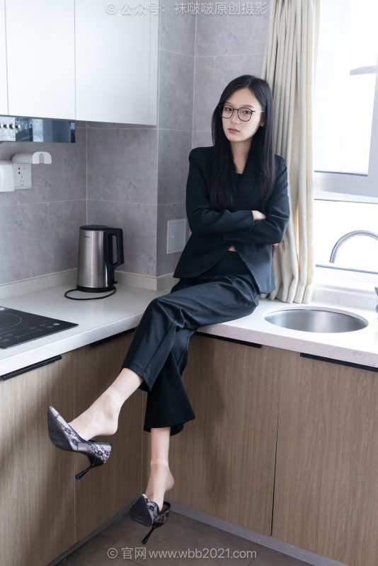 袜啵啵617期：焦糖-两双高跟鞋、短肉丝（脚尖加固款）、白船袜、裸足、垫脚半蹲半脱袜子剧情、ol制服-觅颜社