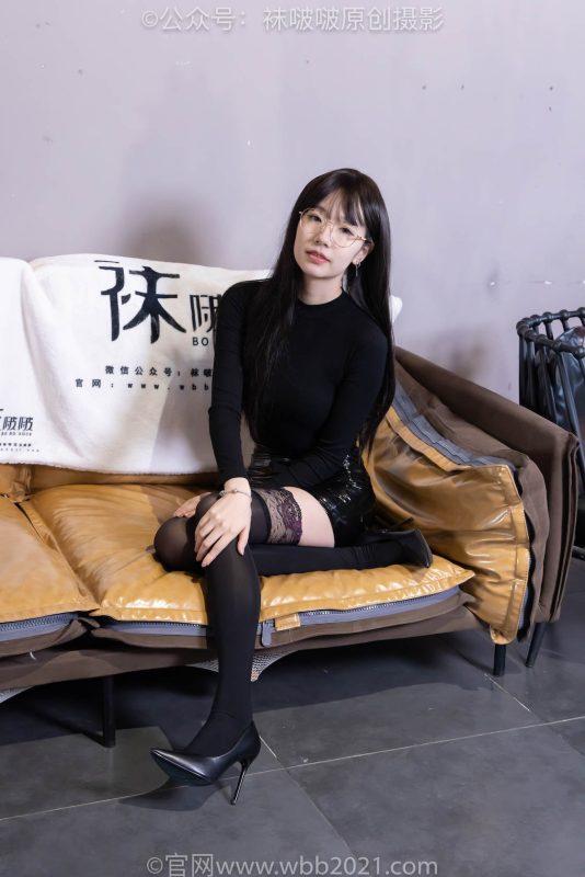 袜啵啵585期：小甜豆-高跟鞋、裸足、大腿黑丝、踩面包剧情-觅颜社