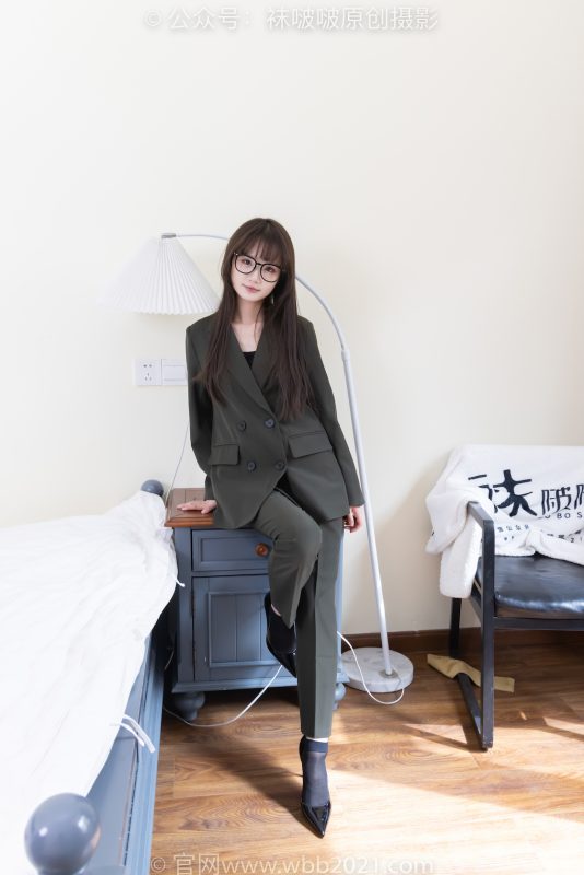 袜啵啵529期：甜甜圈-高跟鞋、短黑丝（脚尖加固款）、裸足、半蹲半脱袜子剧情-觅颜社