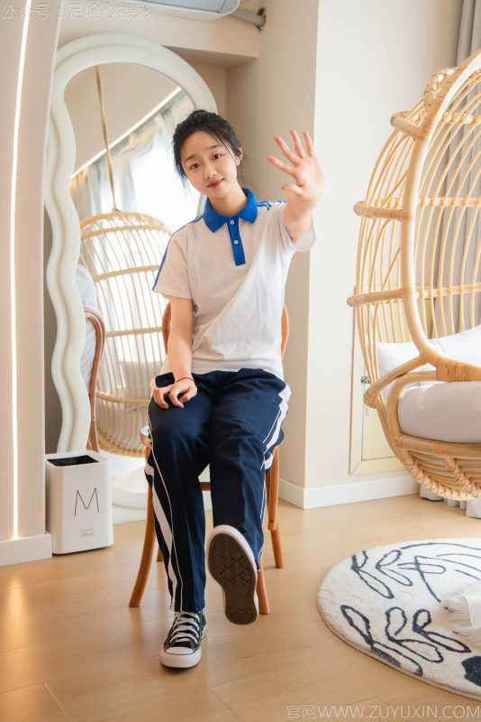 足愉心 NO.031 奶芙（校服、帆布鞋、白色棉袜、裸足） [110P-2V-15.4G]-觅颜社