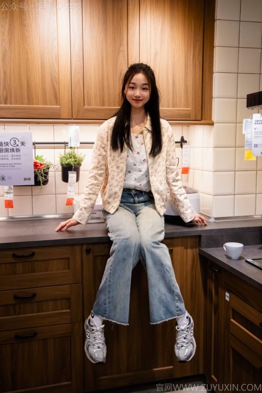 足愉心 NO.012 奶芙（碎花衬衫、运动鞋、白色棉袜、裸足） [110P-2V-14.5G]-觅颜社