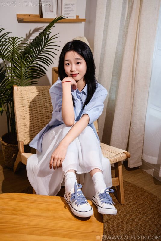 足愉心 NO.023 奶芙（白色长裙、帆布鞋、白色棉袜、裸足） [110P-2V-16.3G]-觅颜社