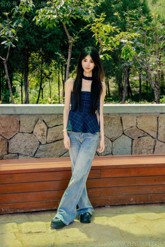 足愉心 NO.049 小瑶（格子吊带、牛仔长裤、白棉袜、洞洞鞋、裸足） [120P-2V-10.7G]-觅颜社