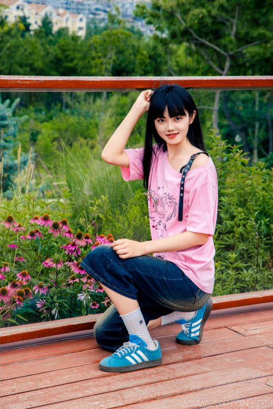 足愉心 NO.050 阿月（粉色T恤、牛仔短裤、白棉袜、德训鞋、裸足）[110P-2V-10.7GB]-觅颜社