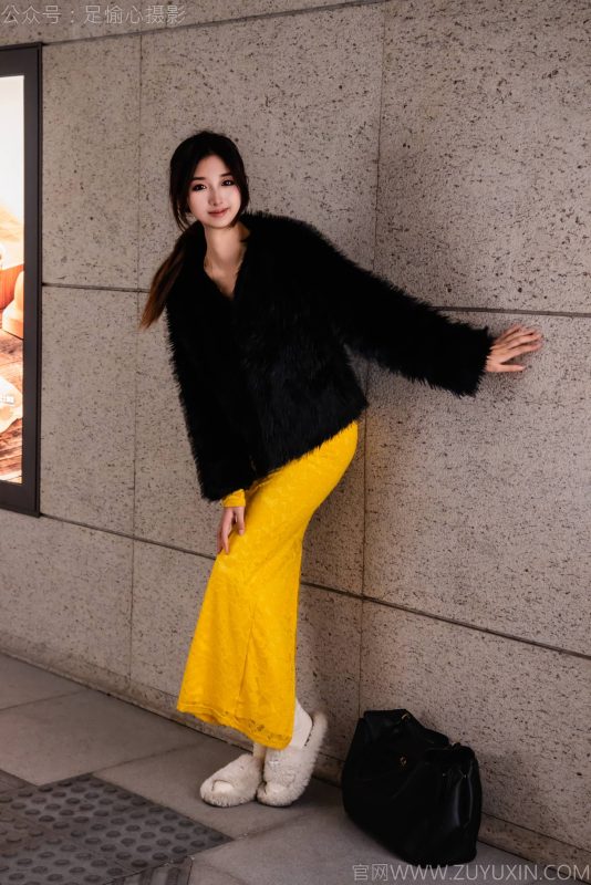 足愉心 NO.010 星朵（黑色毛衫、绒毛拖鞋、白色棉袜、裸足） [110P-2V-13.7G]-觅颜社