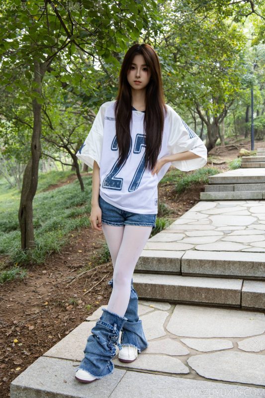 足愉心 NO.073 小瑶（ 白色体恤、牛仔短裤、牛仔腿套、白色丝袜、白色棉袜、板鞋） [120P-2V-13.8G]-觅颜社