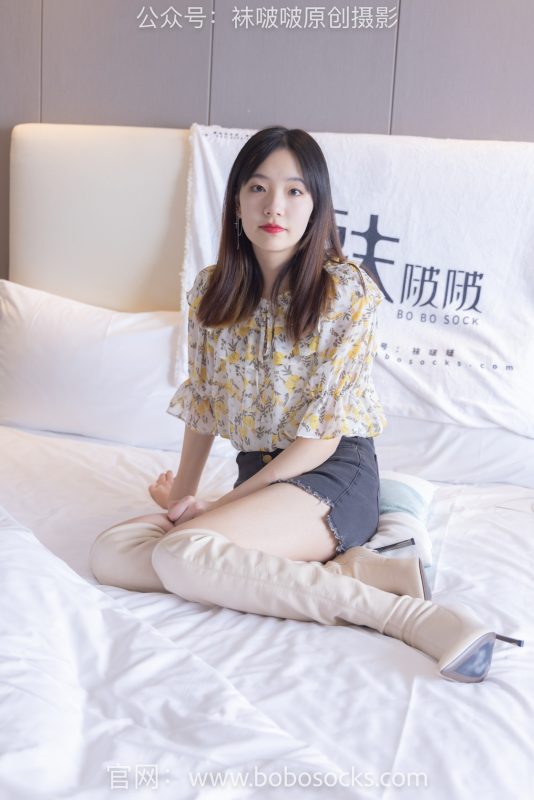 袜啵啵136期：小甜豆-高跟长靴、白棉袜（长度到脚踝上面一点）、裸足-觅颜社