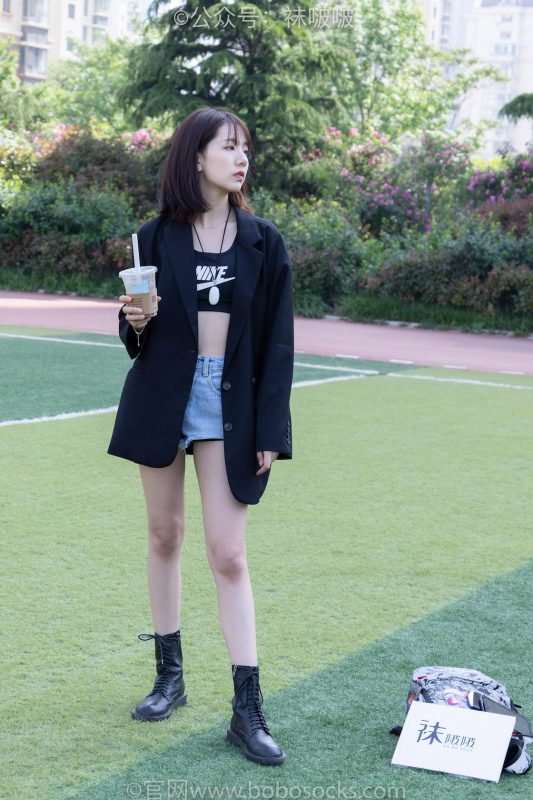 袜啵啵010期：小甜豆-马丁靴、白色短棉袜、裸足-觅颜社