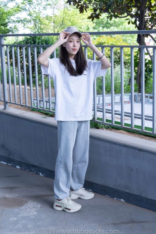 袜啵啵 NO.012 泡芙-运动鞋、白棉袜、裸足 [132P-1V-3.6GB]-觅颜社